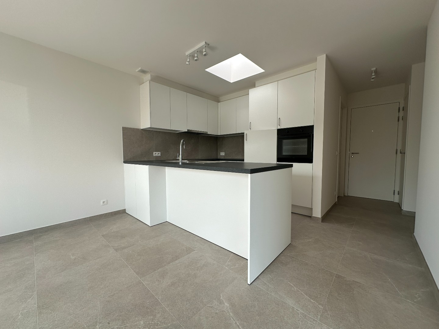Instapklaar energiezuinig nieuwbouwappartement met mooi zonneterras, Torhout 
