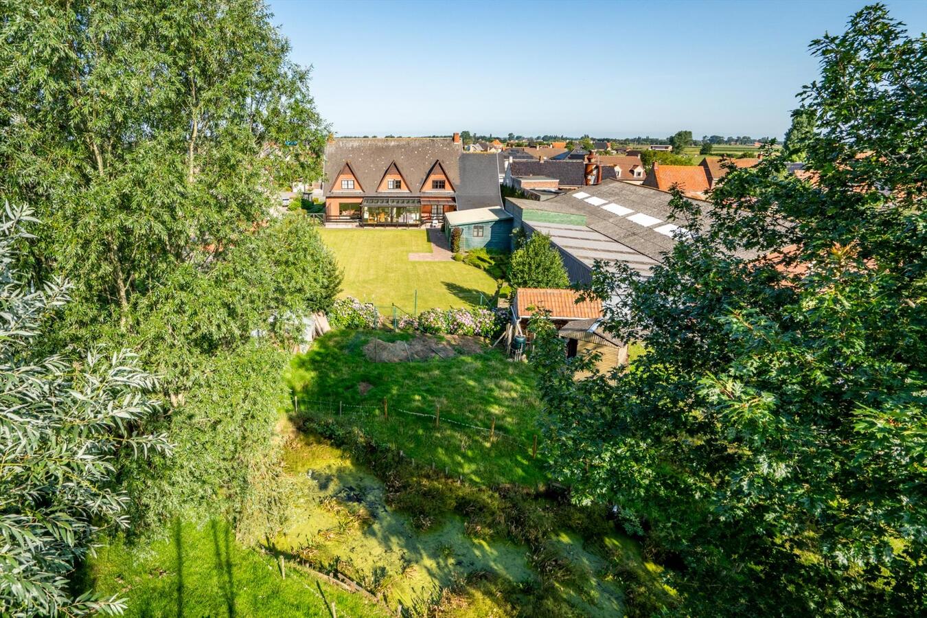 Grote woning met 6 slaapkamers en atelier op 2645 m² te Koekelare 