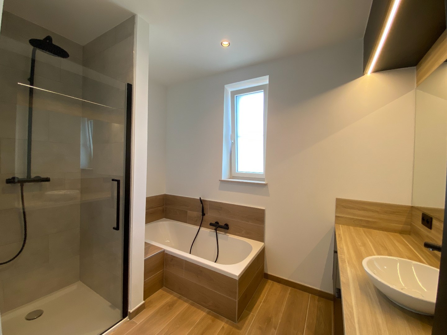 Hedendaags appartement met 2 grote terrassen op centrale ligging! 
