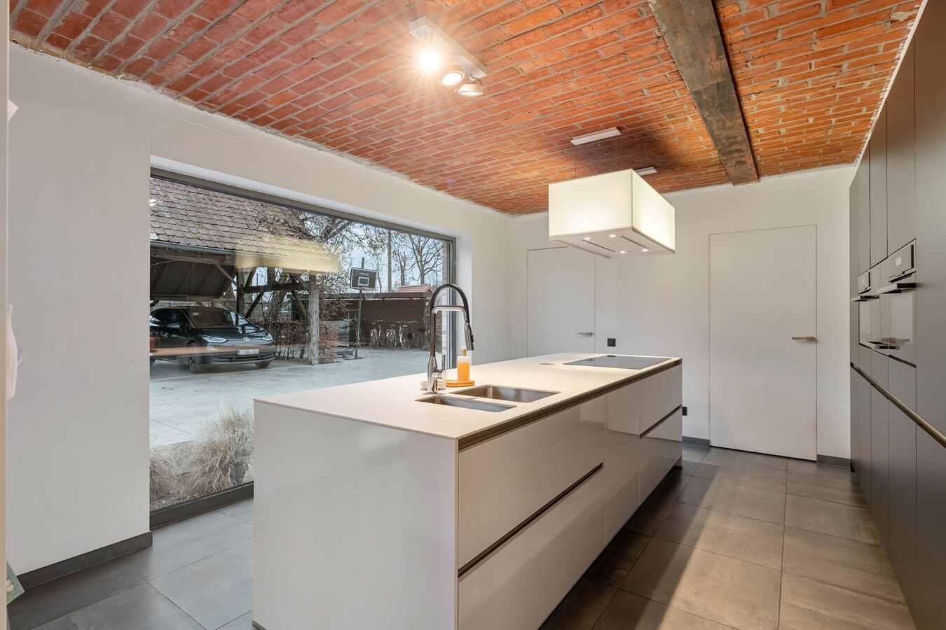 Uniek landhuis op een perceel van +/- 27 are in een GROENE oase 