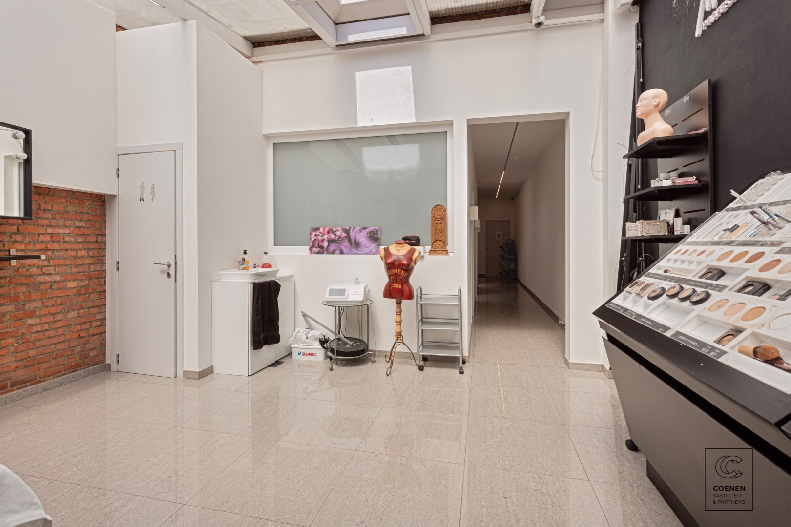 Prachtige handelsruimte met een bruikbare oppervlakte van 355 m² op een SCHITTERENDE locatie te Berchem 