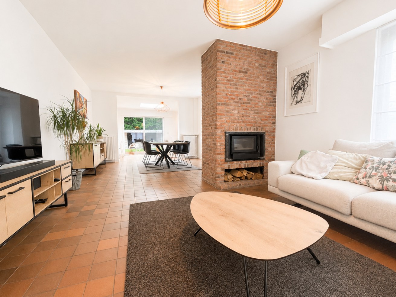 Gerenoveerde halfopen bebouwing met 4 slaapkamers, bureau, tuin en garage in Brasschaat 