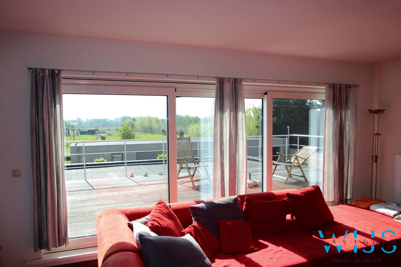 Zeer ruim instapklaar 4 slaapkamerappartement met garage en staanplaats te ERTVELDE 