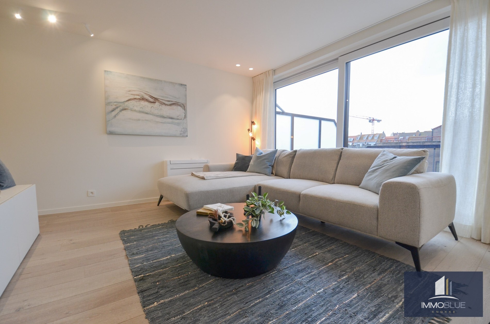 Penthouse entièrement rénové avec deux terrasses spacieuses (+/- 50 m²) situé à deux pas de la mer. 