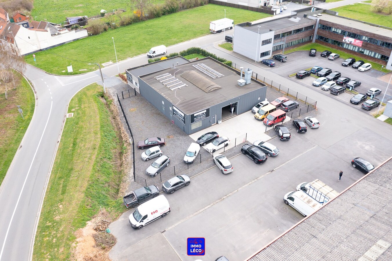 Entrepôt/Atelier de 400m², grand parking, logement indépendant, TOP SECTEUR ! 