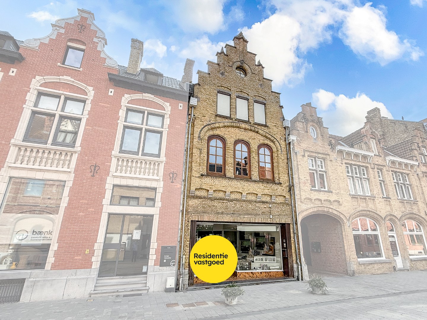 Prachtig herehuis met woonst en handelsruimte te Nieuwpoort-Stad op een zeer commerciële ligging in de Marktstraat op 400 m². 