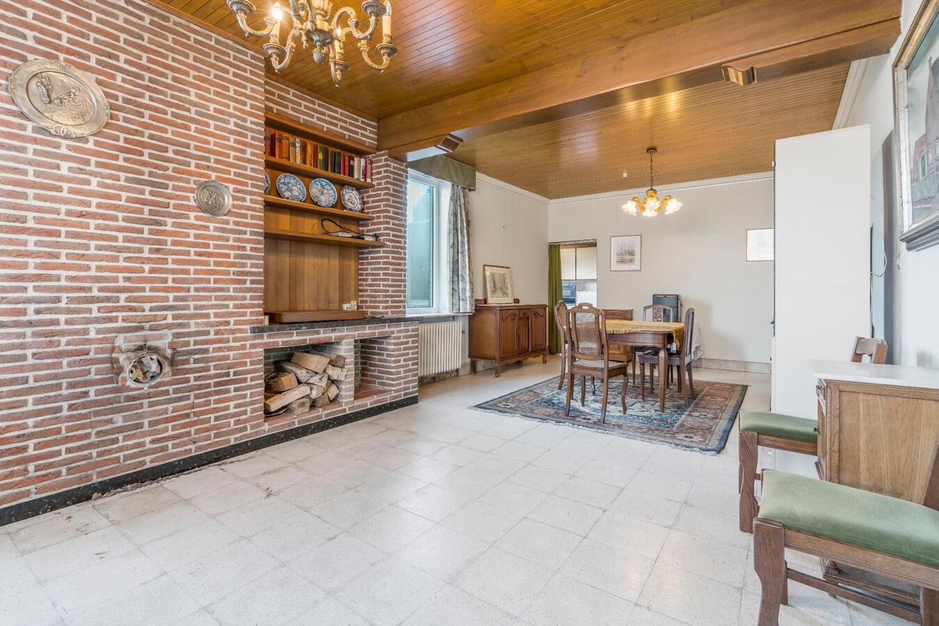 Residentieel gelegen karakterwoning op ruim perceel van 1886 m². 