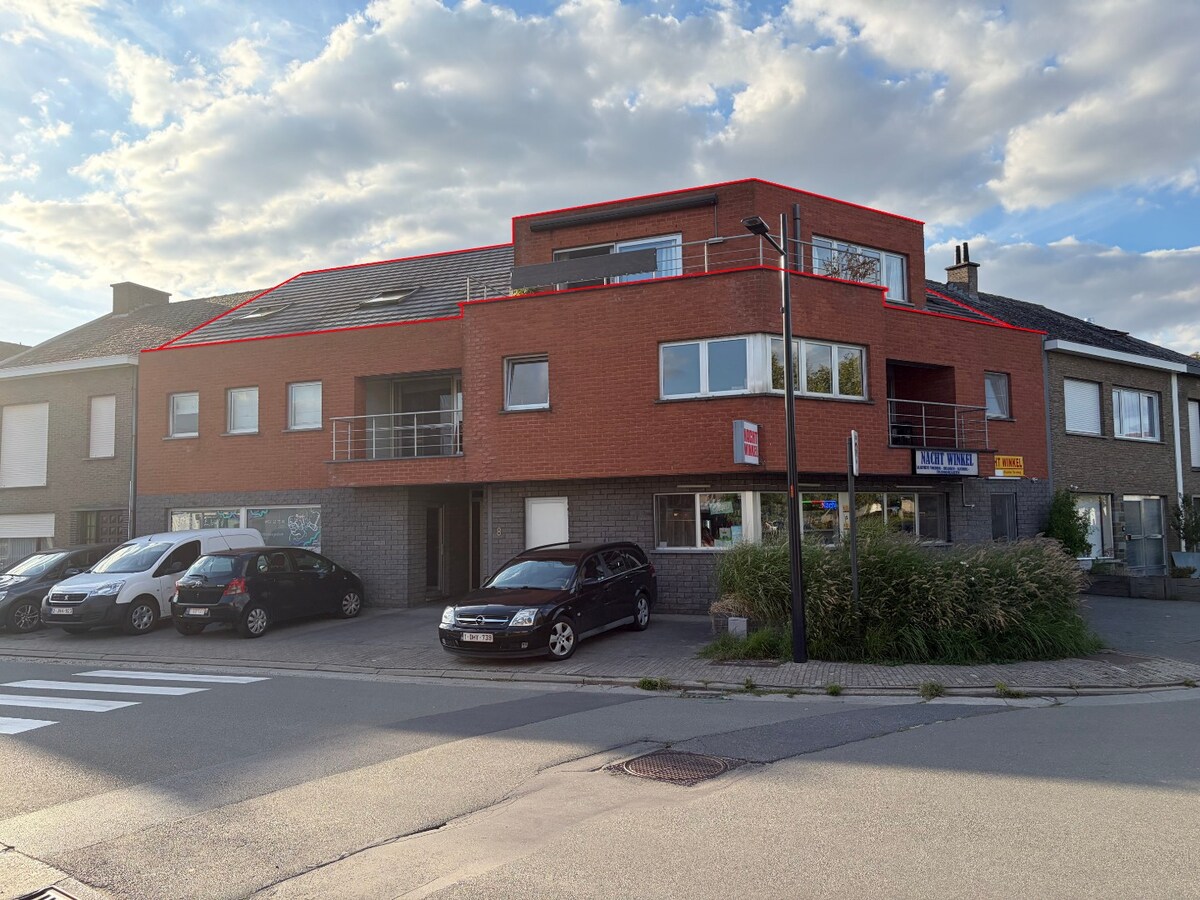 Ruim en lichtrijk dakappartement te Asper. 