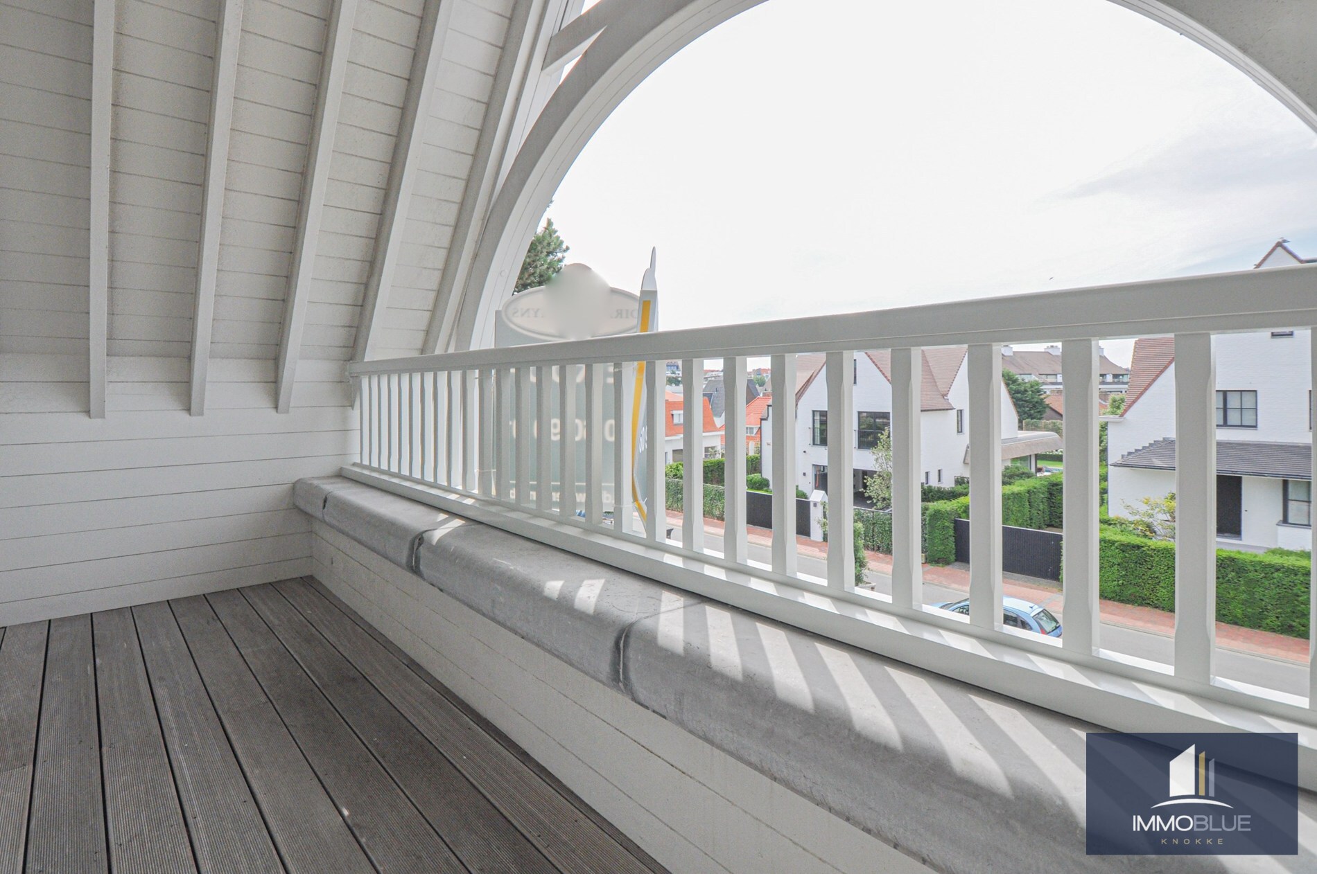 Appartement entièrement rénové avec de grandes terrasses ensoleillées. 