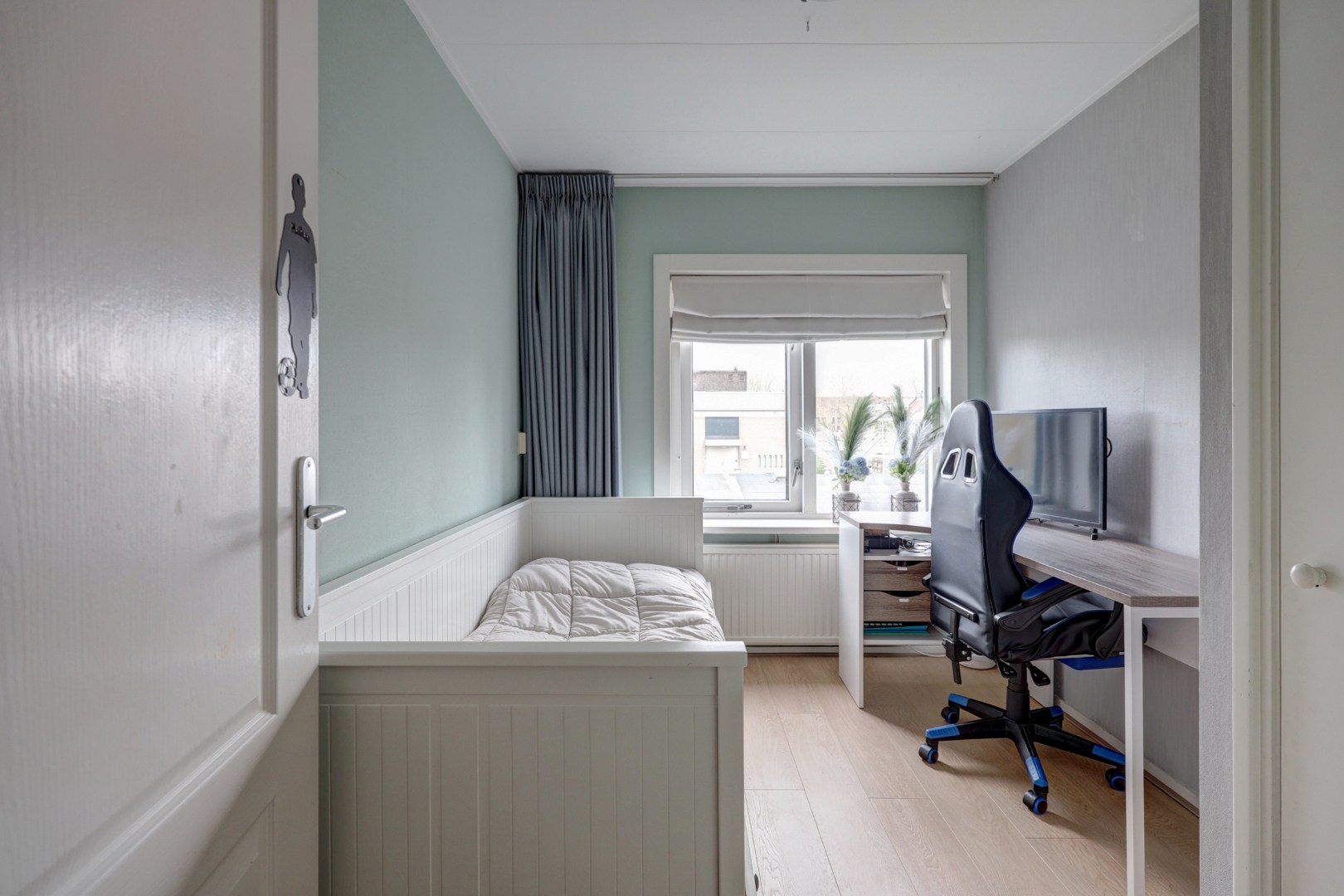 Lichte 4-kamer tussenwoning met eigen garage, 3 slaapkamers, onderhoudsvriendelijke tuin met berging en gelegen op eigen grond! 