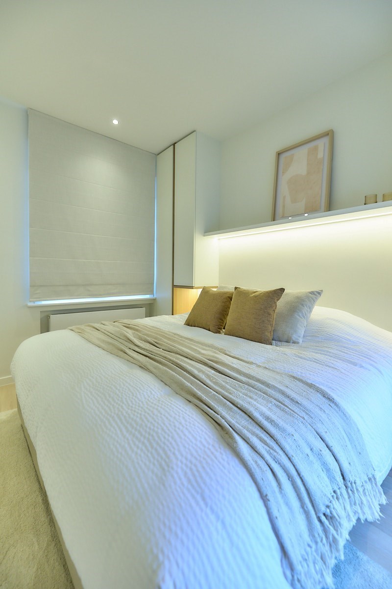 Appartement entièrement rénové avec 4 chambres, situé au centre de Knokke, près de l'avenue Dumortier, avec vue latérale sur la mer. 