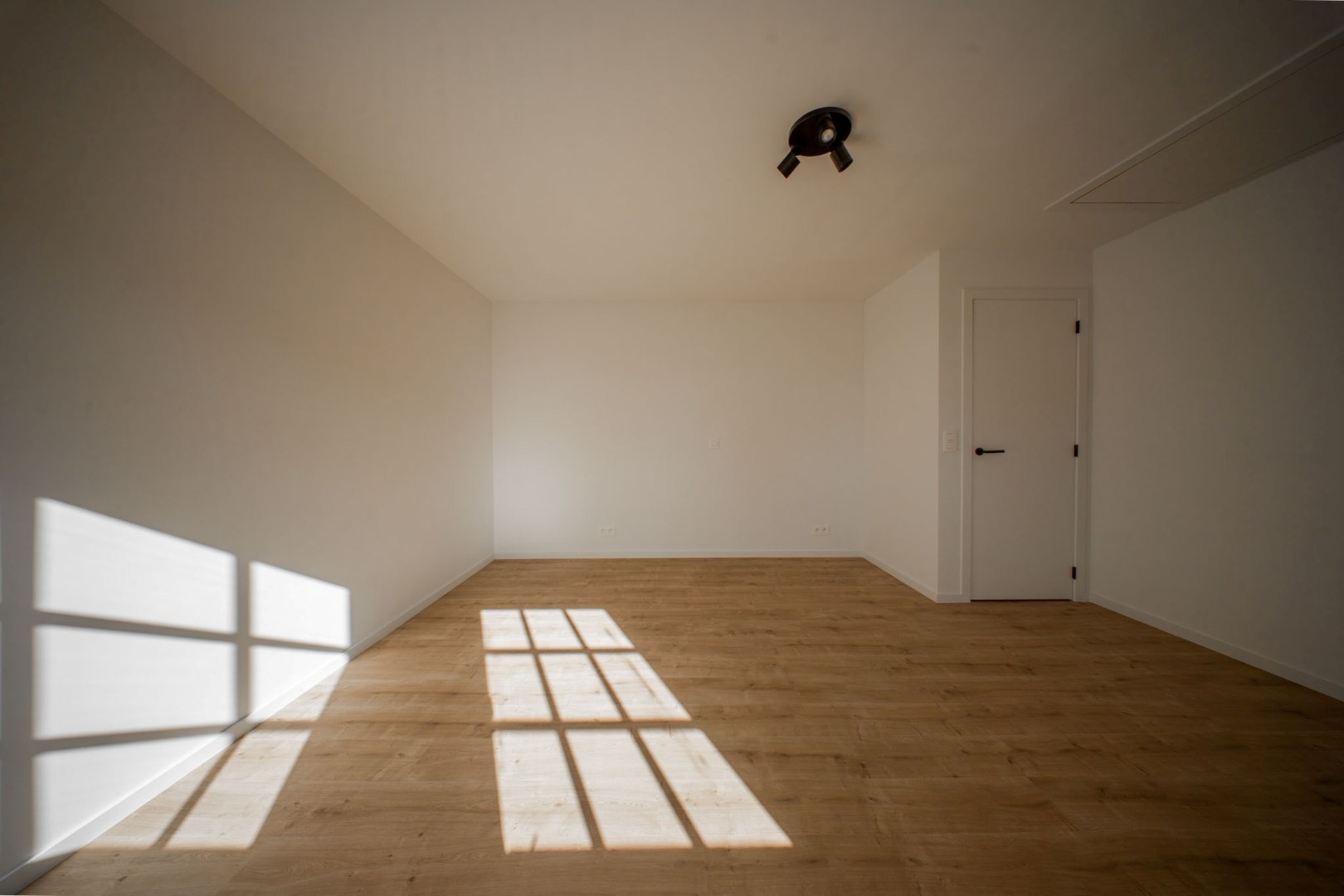 Stijlvolle en ruime nieuwbouwwoning met garage en tuin op 555 m² 