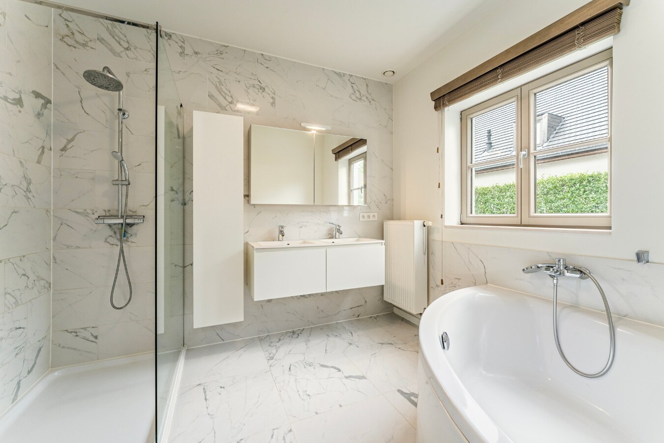 Exclusief gerenoveerde vrijstaande villa in rustige en residentiële omgeving 