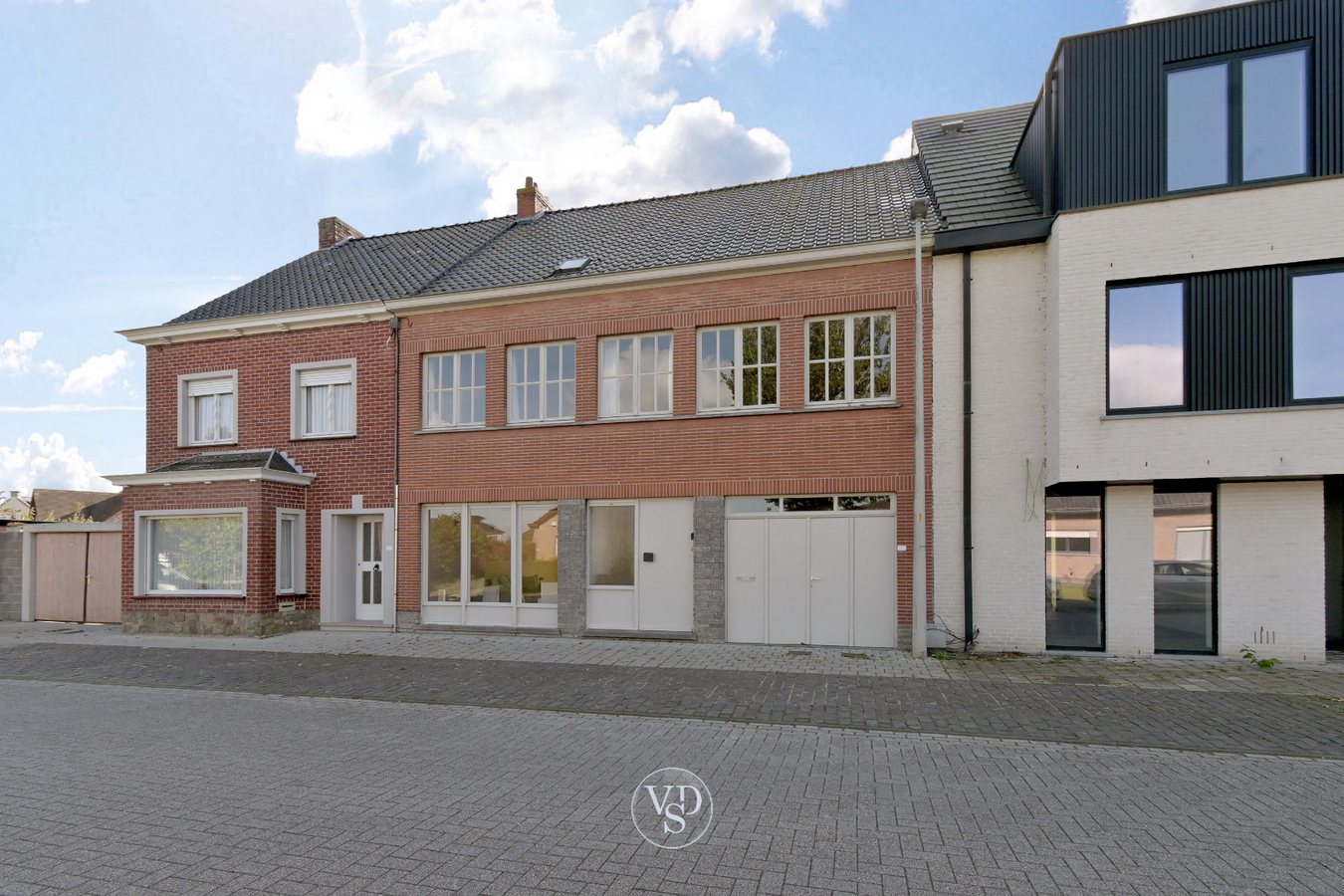 Degelijke woning met mogelijkheden, nabij centrum Zingem. 