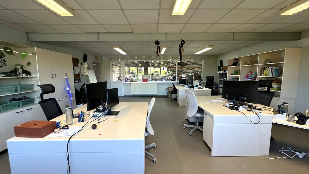 Magazijn met laadkades en kantoor te huur nabij R4 in Melle