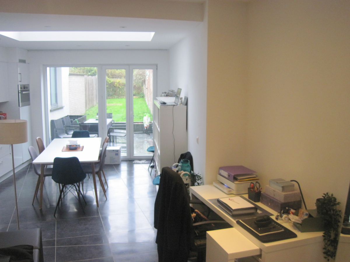Recent vernieuwde, ruime rijwoning in hartje Gavere. 