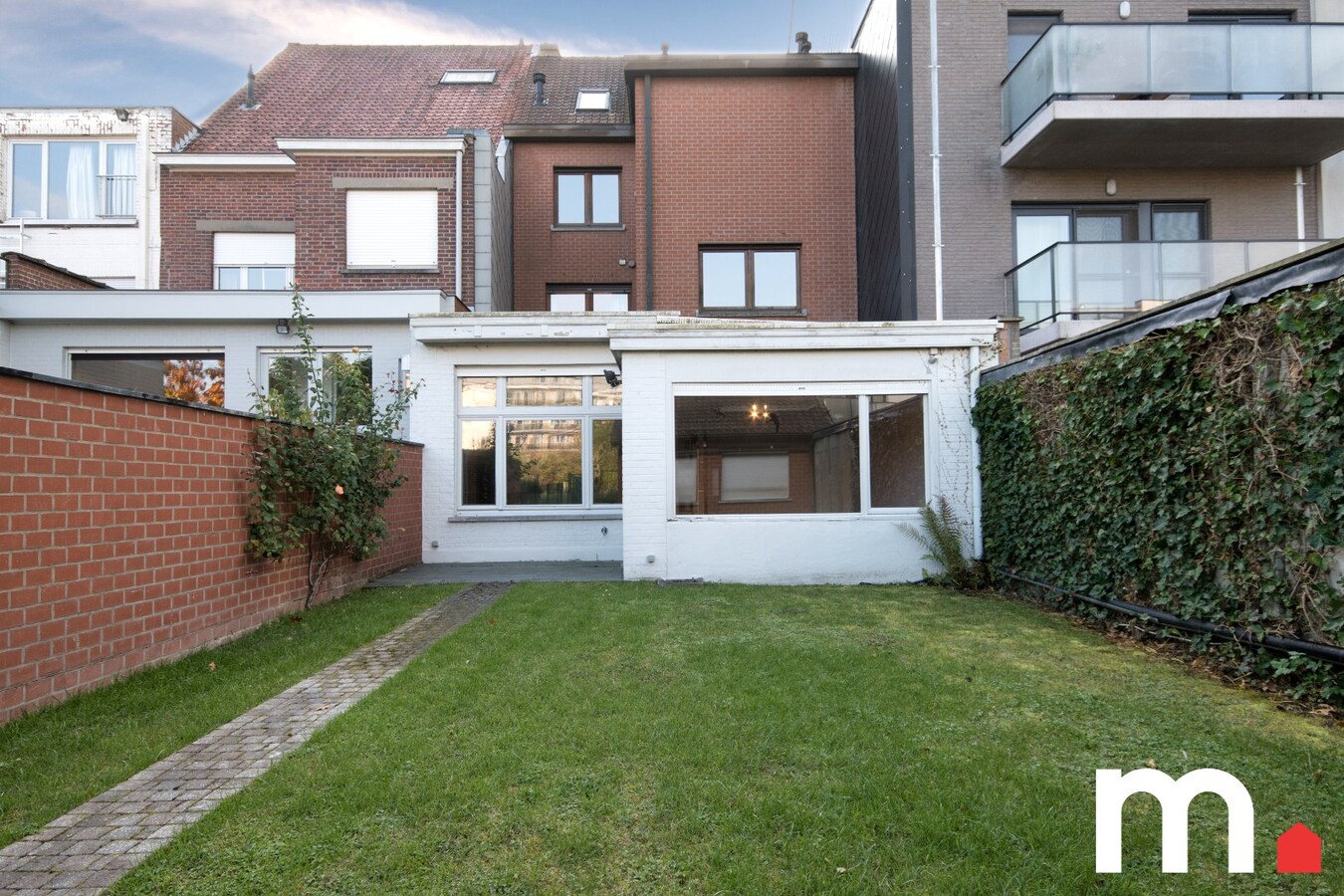 Centrum gelegen gezinswoning met praktijkmogelijkheid te Gullegem ! 