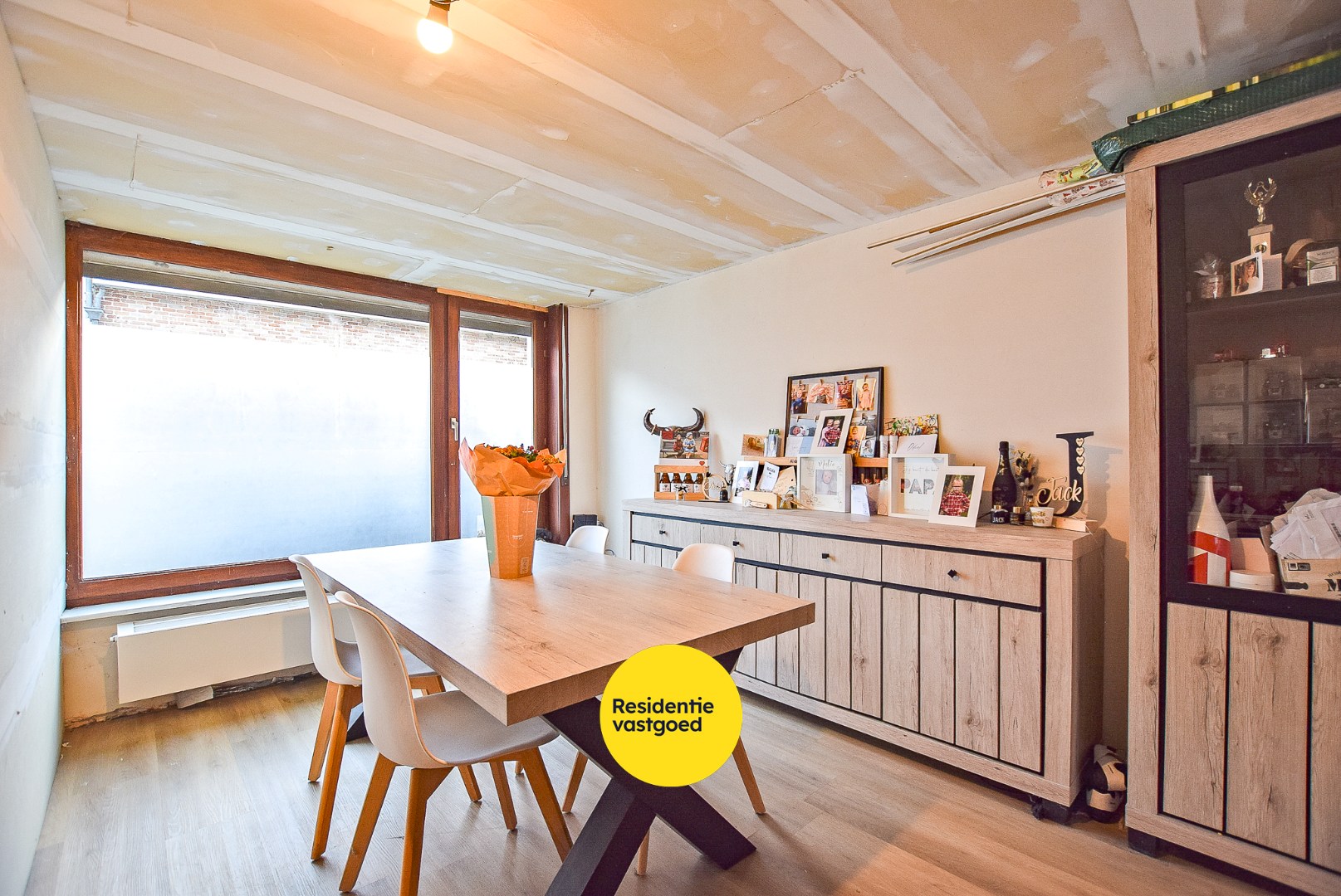 Ruime woning met uitbreidingsmogelijkheden en loods in groot Alveringem. 