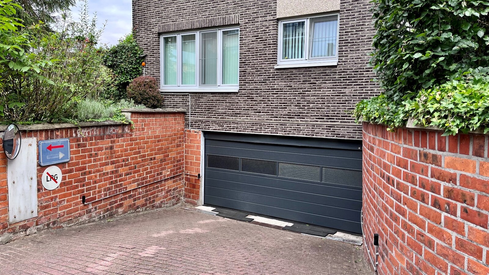 "Ruime garagebox te koop in Hasselt, bouwjaar 1977, geschikt voor 1 voertuig" 