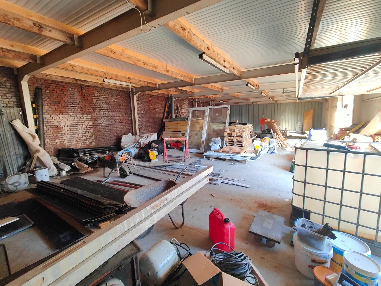 centraal gelegen loods van 220m² met 2 inrijpoorten 