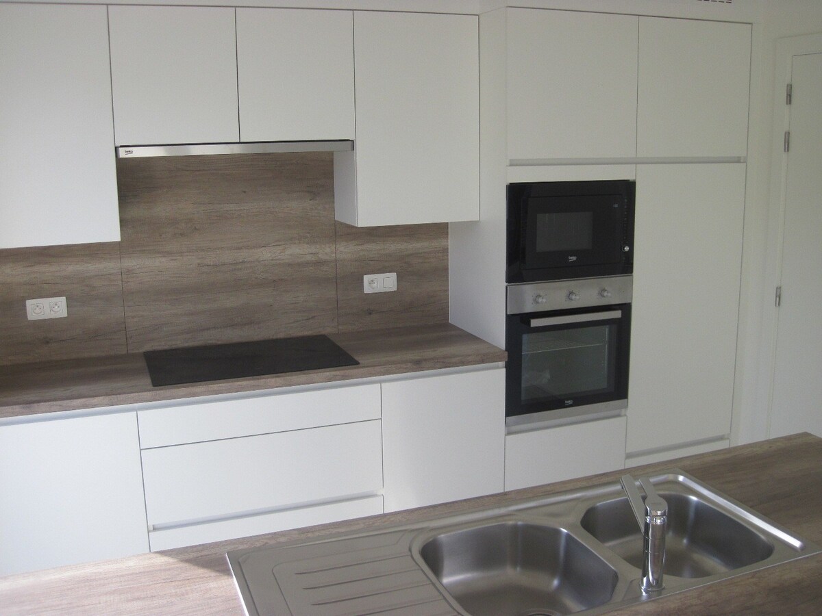 Eigentijds duplex-appartement. Geen vaste kosten !! 