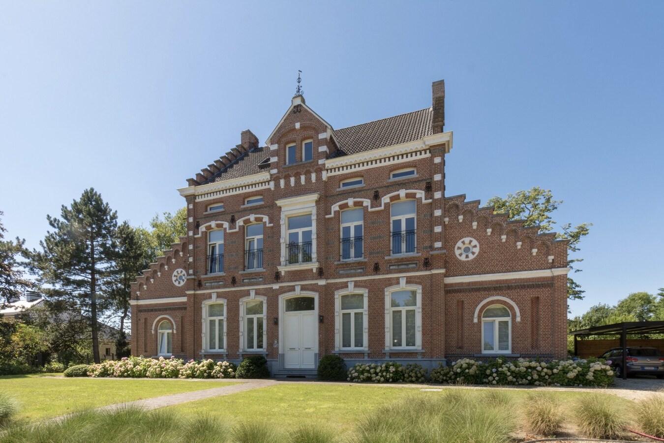 Gelijkvloers 3-slaapkamer villa-appartement met parktuin. 