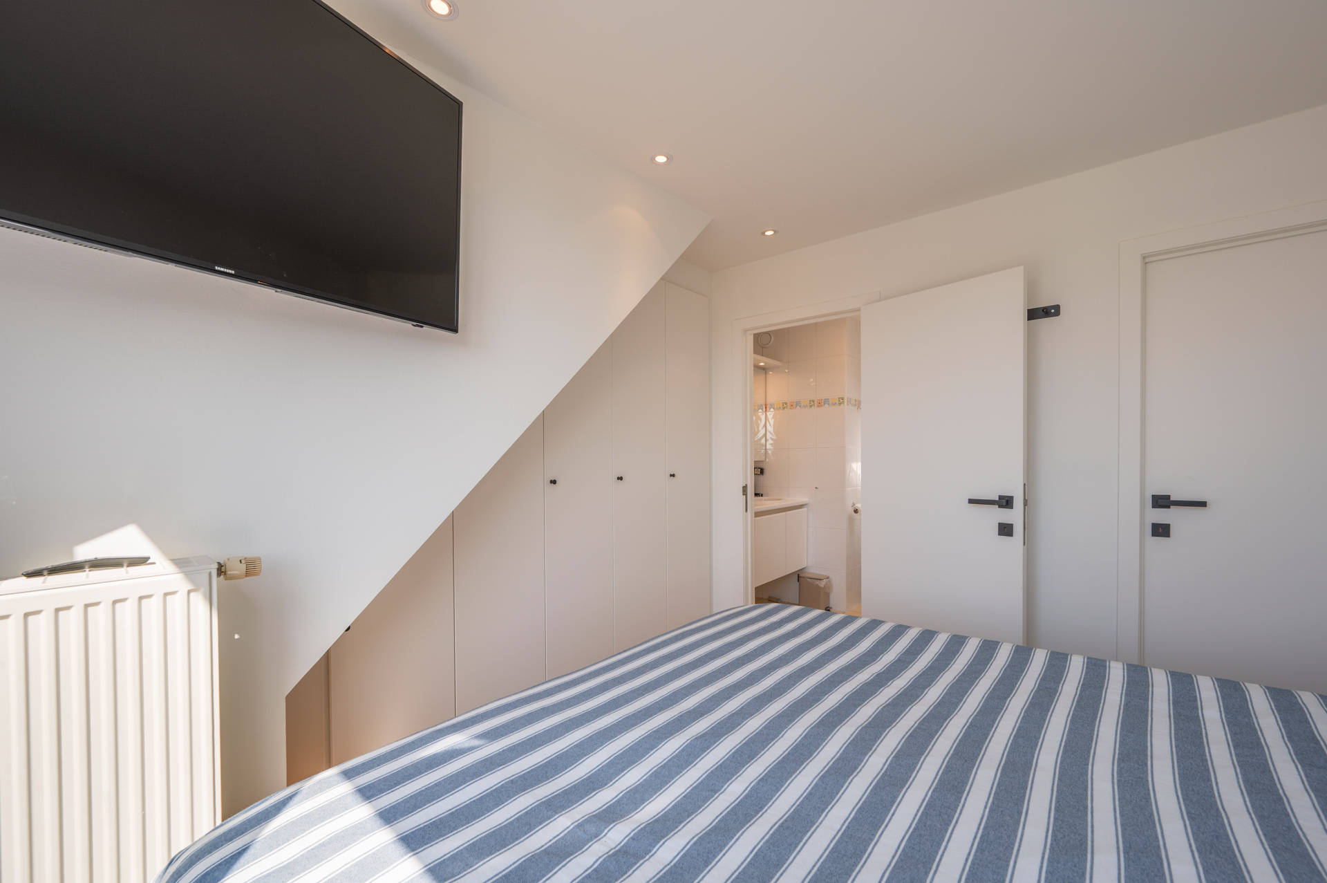 Exclusif duplex penthouse avec 3 chambres et terrasse ensoleillée, situé dans un emplacement de choix près de la place Rubens et de la mer. 