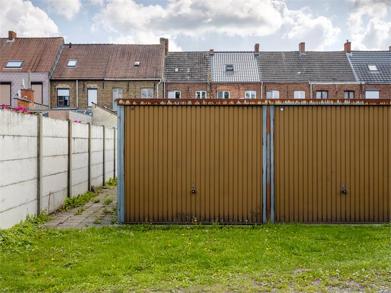 Een buitenkans van een renovatieproject: te renoveren rijwoning in centrum van Eeklo 