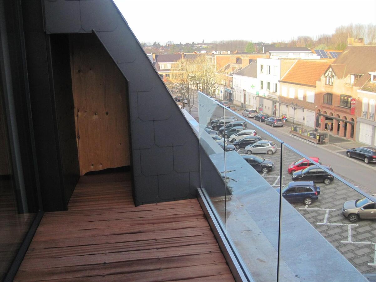 Unieke appartement (2 SUPER terrassen) op de Gaverse Markt !   LOFT-gevoel (hoogte : 3 m). 