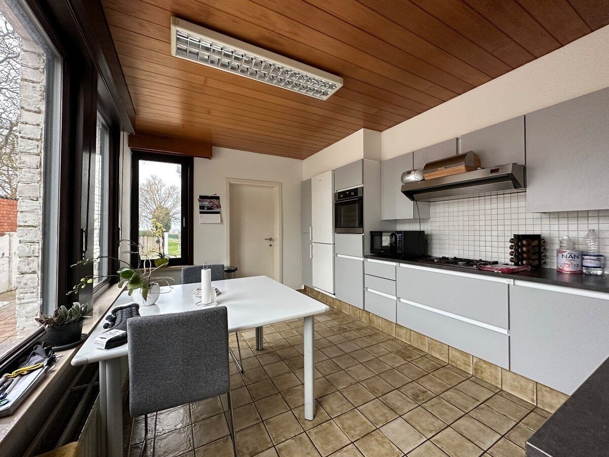 Ruime woning met 5 slaapkamers te Zwevezele 