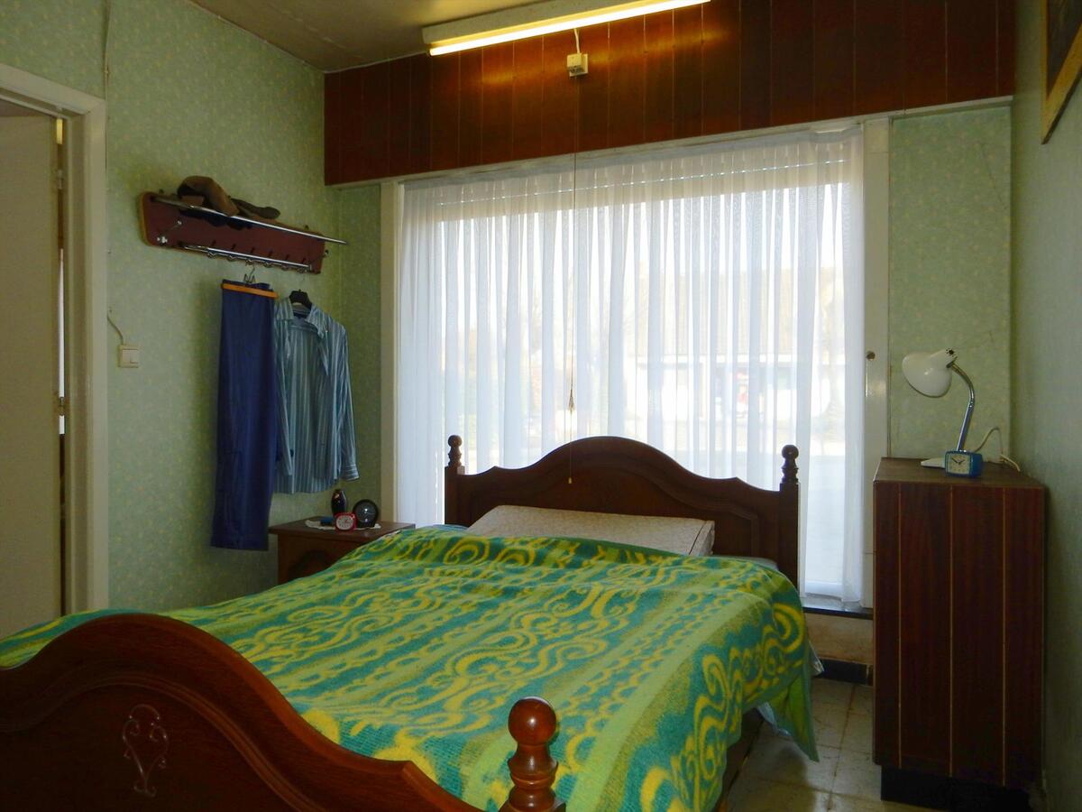 Op te knappen vrijstaande woning 