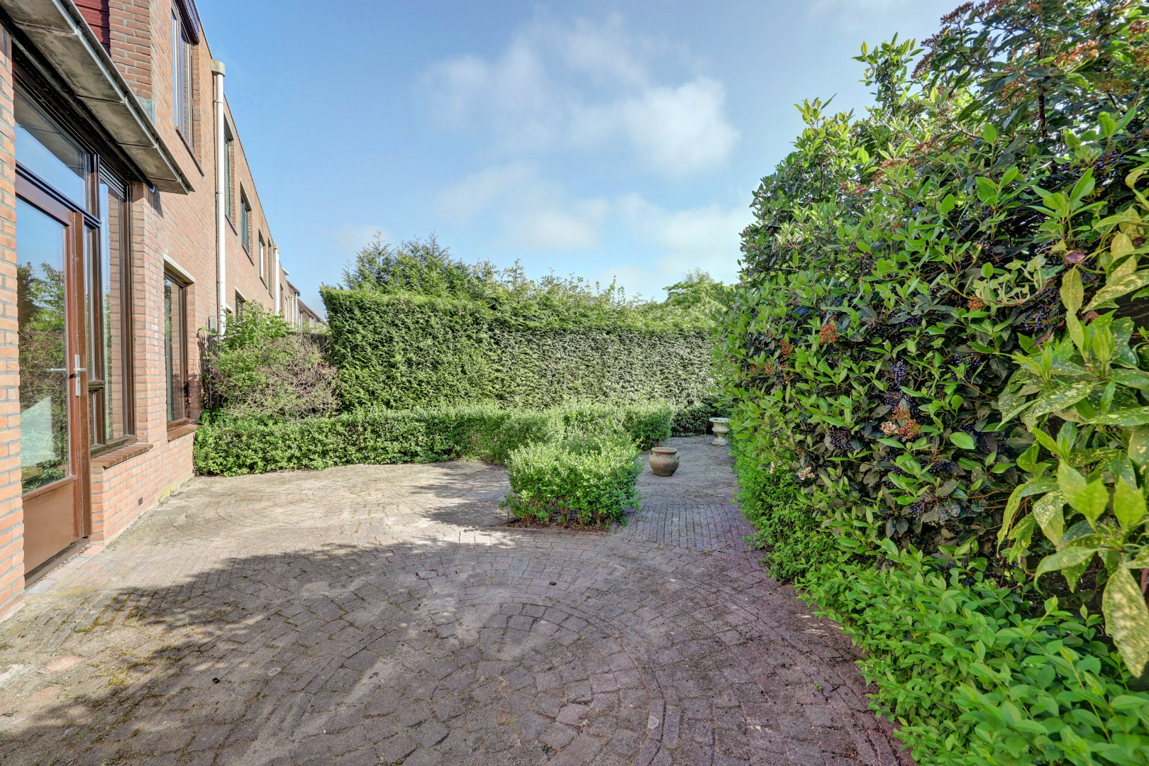 Ruime 5-kamer hoekwoning met aangebouwde garage op een kavel van maar liefst 297 m2 eigen grond! 
