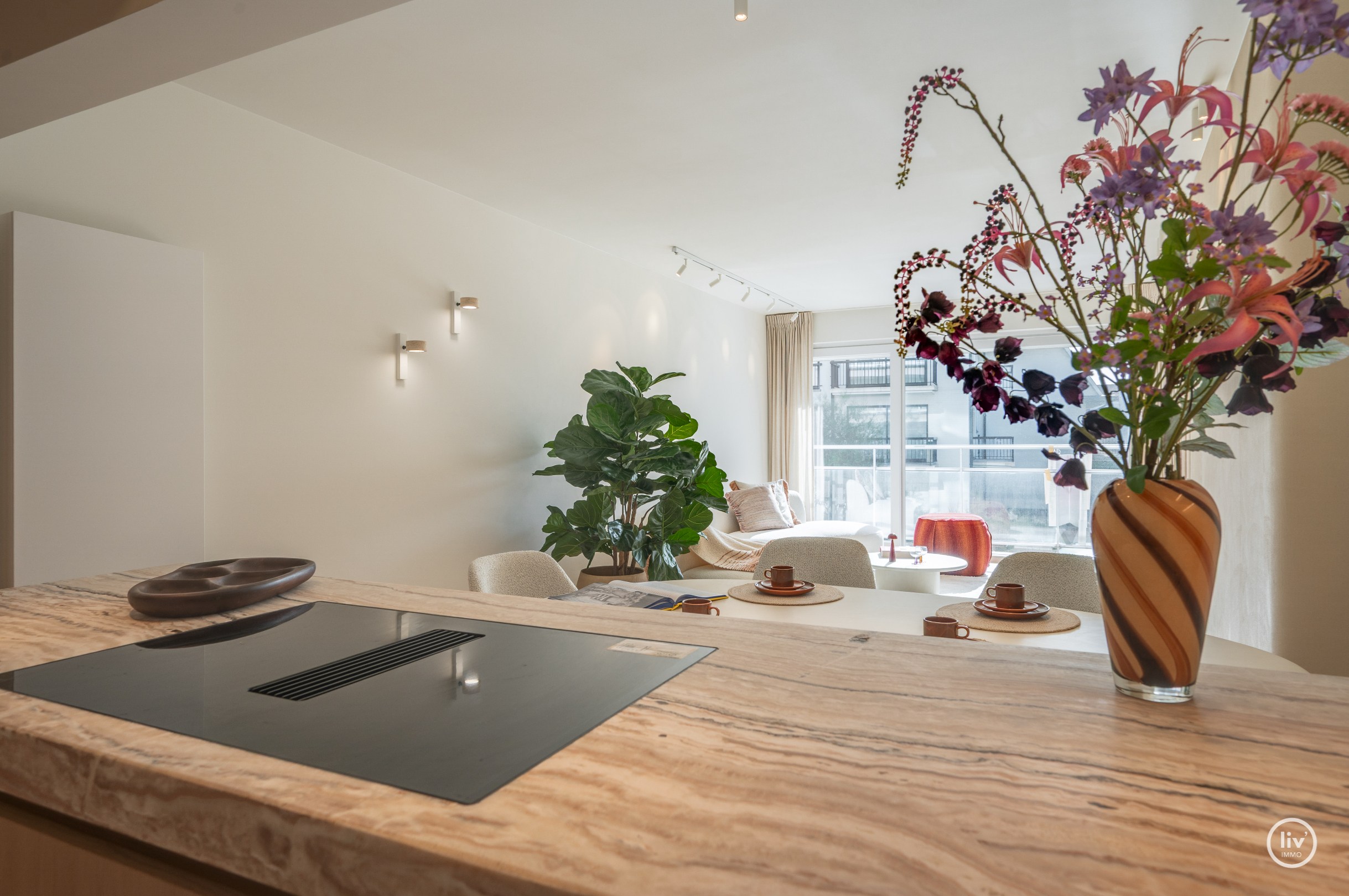 Prachtig gerenoveerd 3 slaapkamerappartement met open zichten gelegen op de Jozef Nellenslaan te Knokke. 