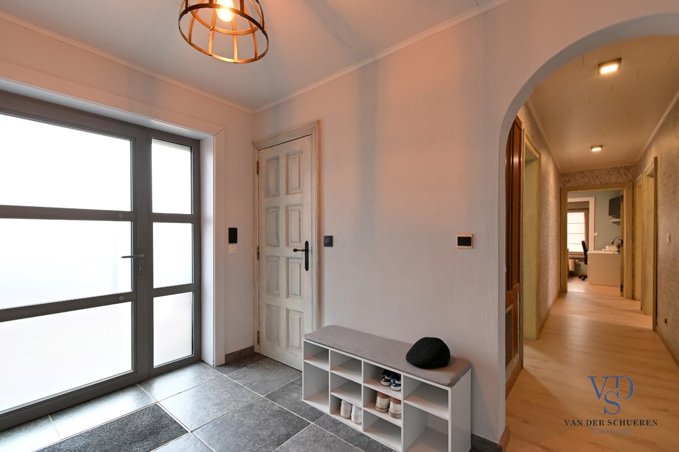 Bijzonder degelijke, instapklare ruime eigendom 