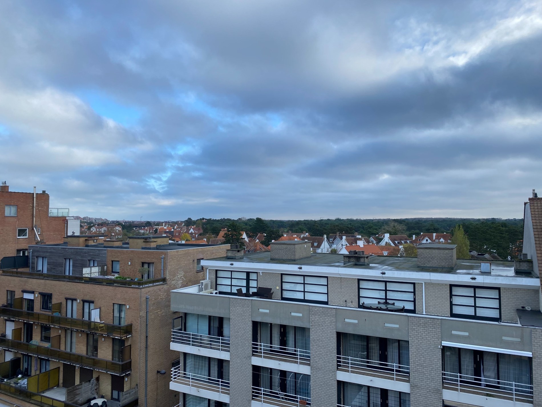 Appartement en duplex avec 3 chambres à coucher complètes et deux grandes terrasses ensoleillées offrant une vue dégagée, situé du côté ensoleillé de l'avenue Lippens. 