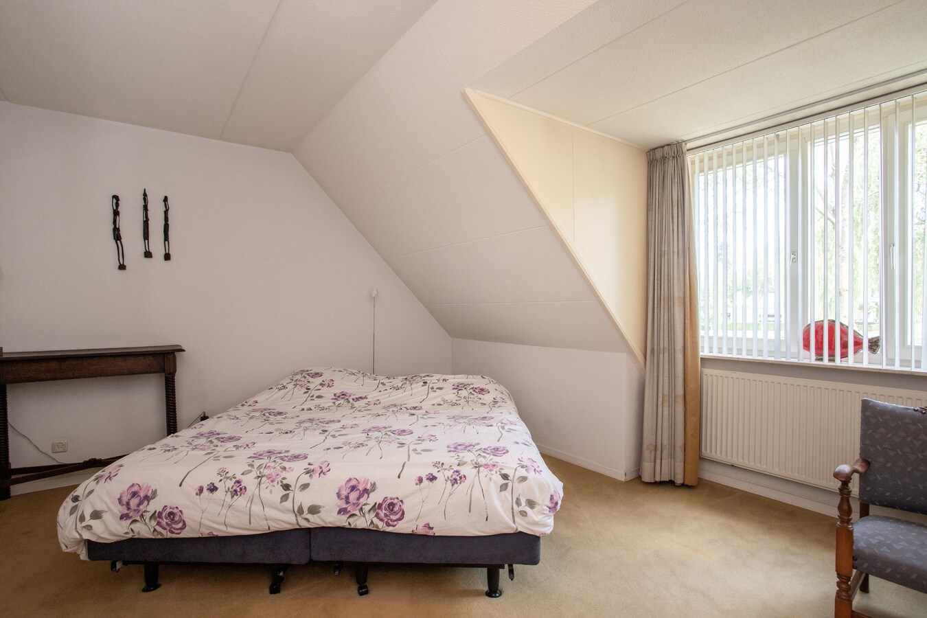 Degelijk gebouwde en perfect onderhouden vrijstaand-geschakelde gezinswoning aan ‘De Lovensbroek’. 