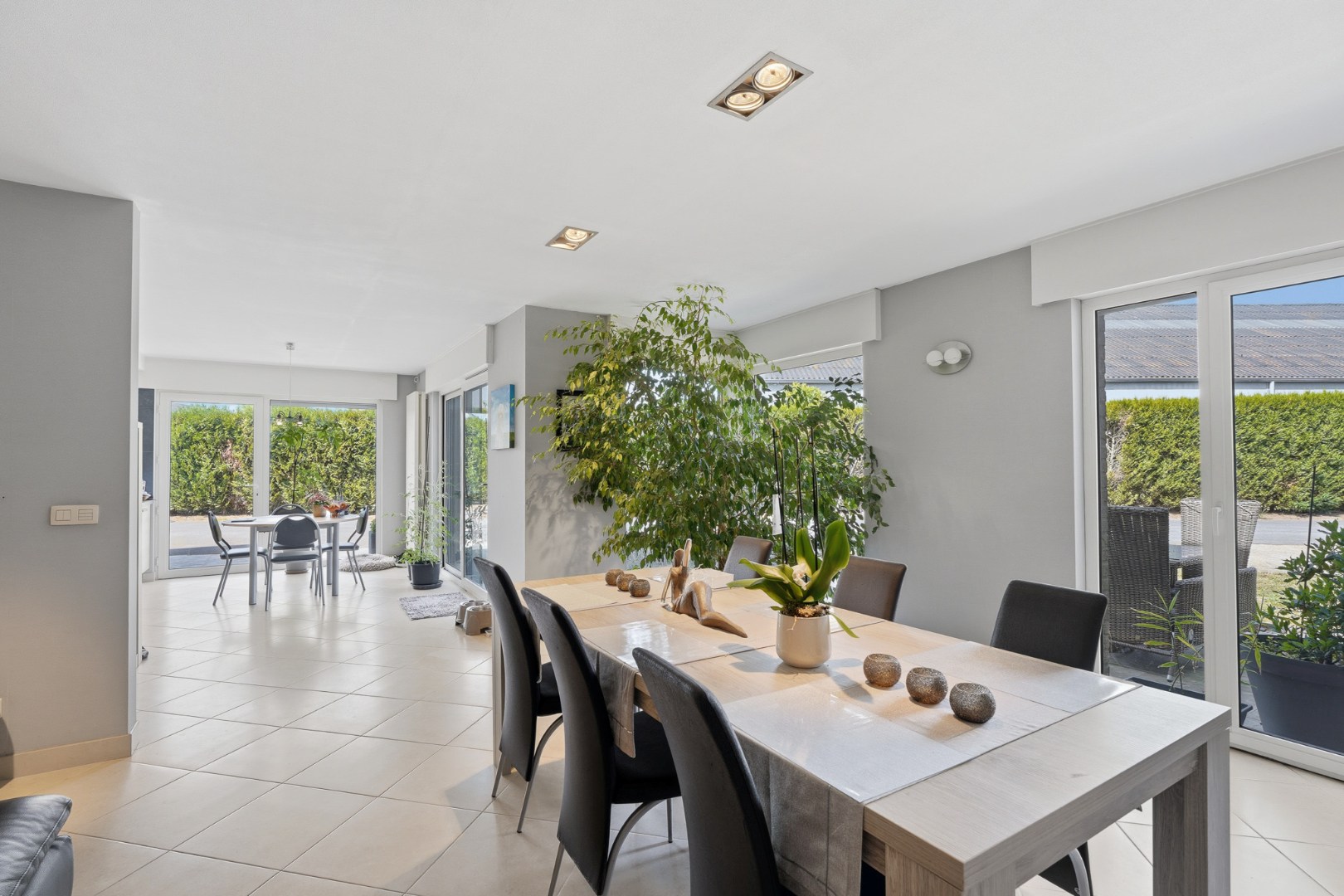 Bedrijfswoning met ruime loods van ca. 1.530 m² in de ambachtelijke zone van Eernegem 