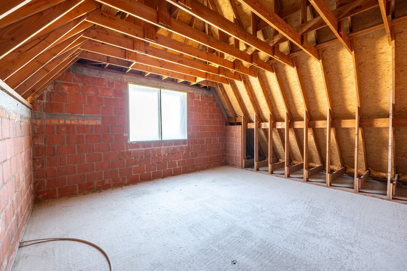 Landelijk gelegen ruwbouwhoeve met bijgebouwen op uitzonderlijk perceel van ca. 9.331 m² 