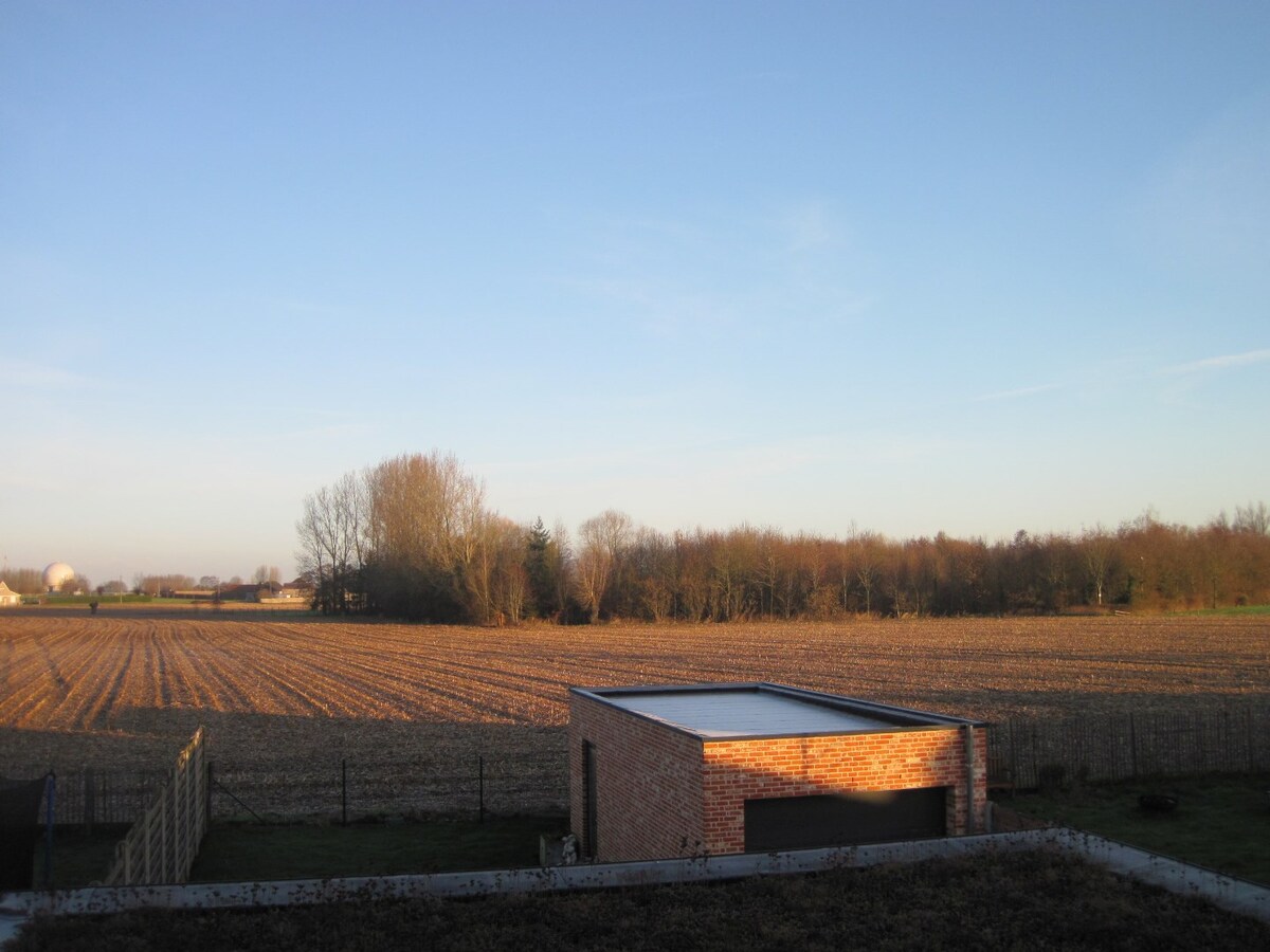 Eigentijds duplex-appartement. Geen vaste kosten !! 