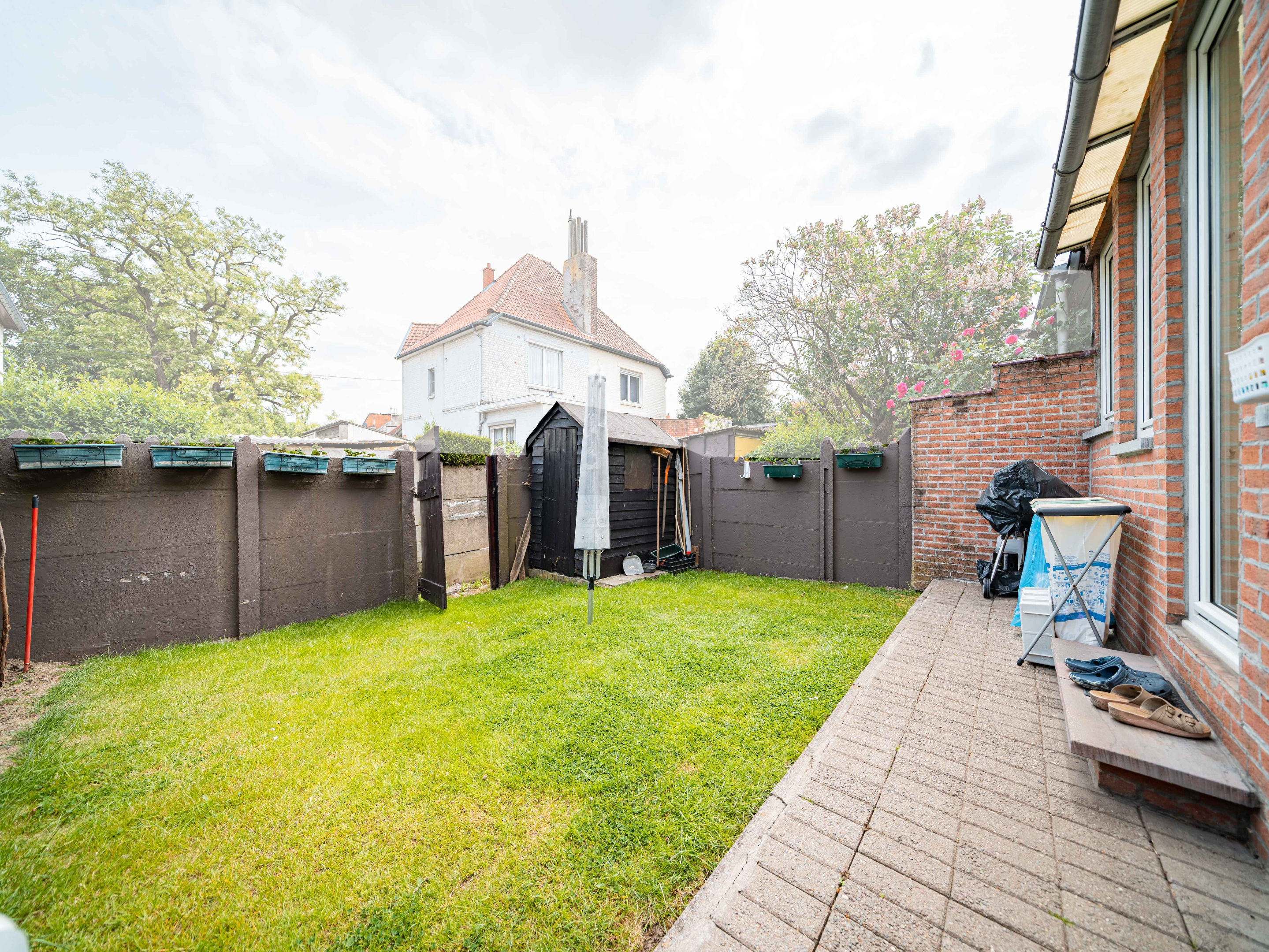 Uitzonderlijk goed onderhouden instapklare woning met 3 slaapkamers en tuin 