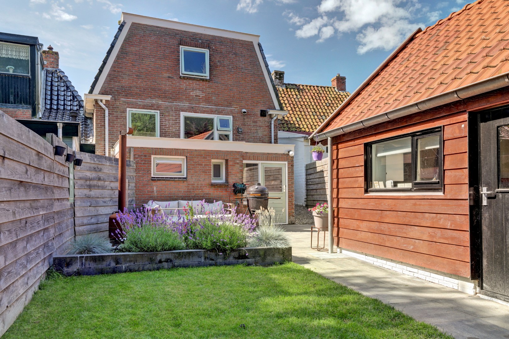 Instapklaar en tot in de puntjes verzorgd, met twee slaapkamers en een fraai verbouwde schuur voor praktijk, werk of hobby. 