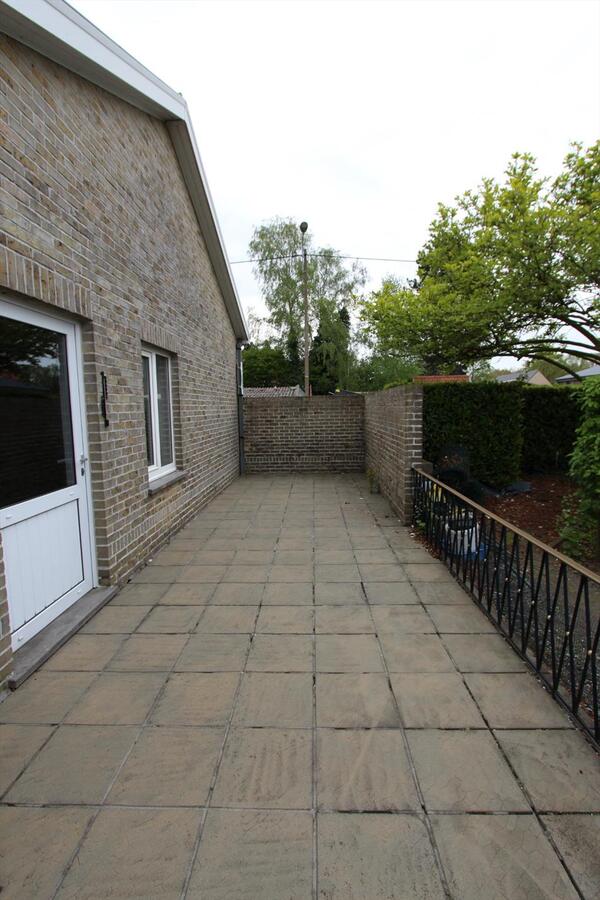 Ruime garage met zoldering en terras te Torhout 