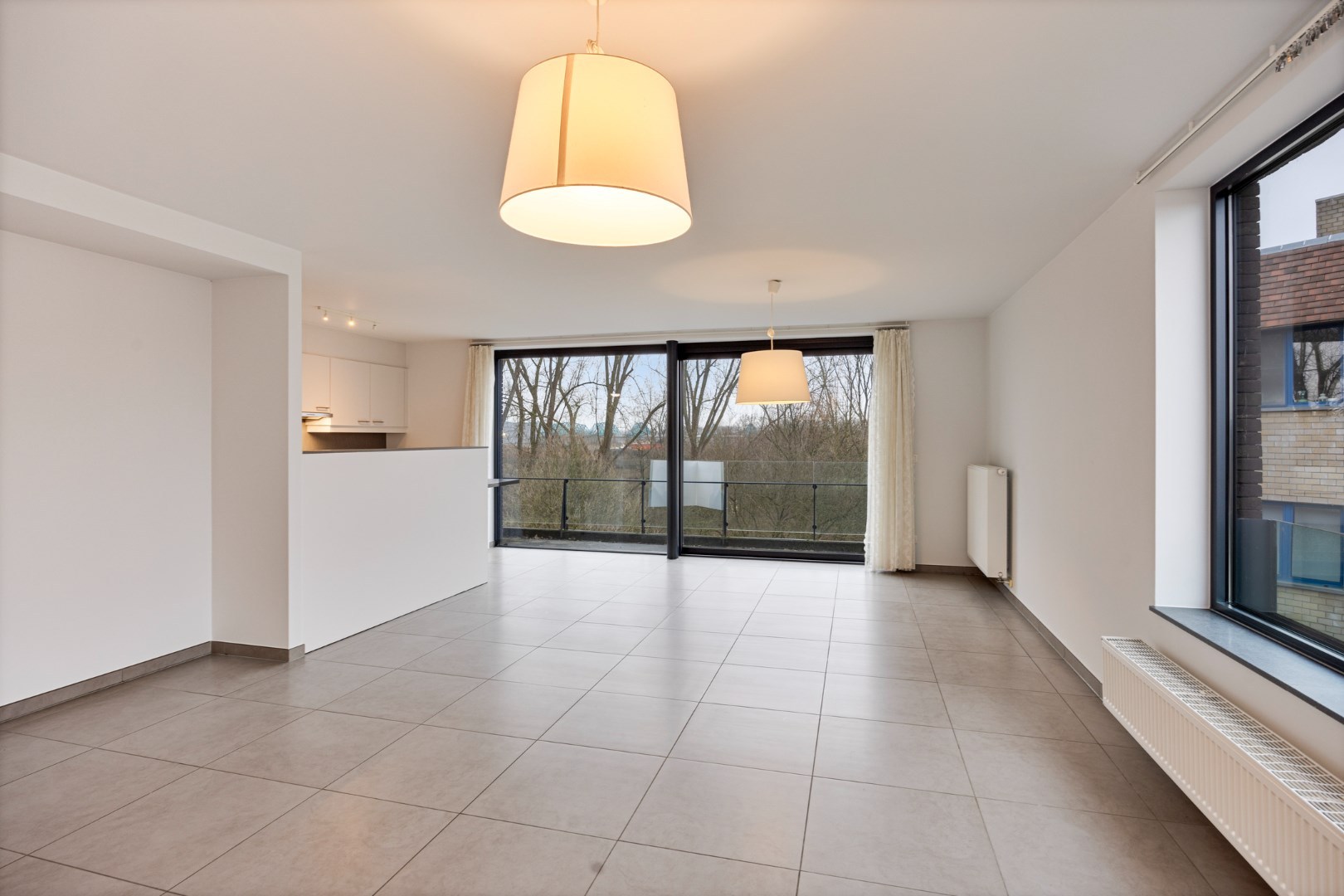 Ruim en lichtrijk appartement met 2 slaapkamers, terras en autostaanplaats vlakbij autostrade - EPC 108 kWh/m² 