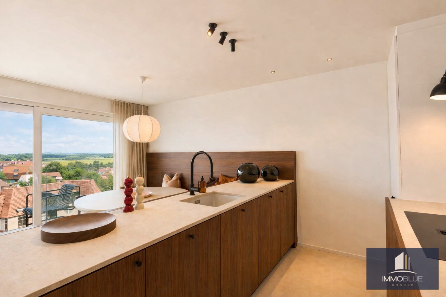 Appartement prestigieux entièrement rénové et fini avec des matériaux de haute qualité, situé à proximité de la place du Triangle. 