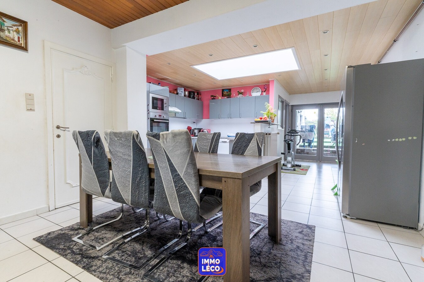 Maison avec beaux volumes et jardin. 