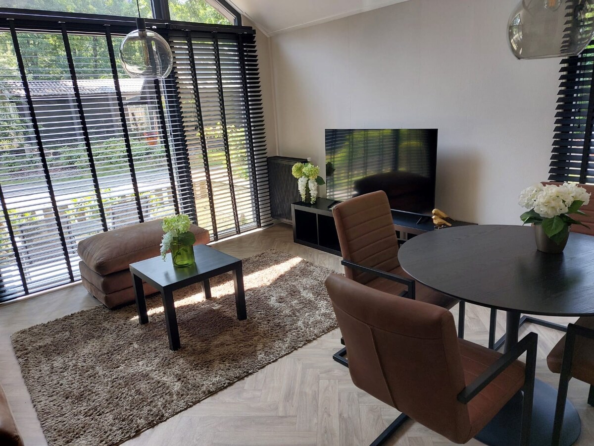 Zeer modern chalet met berging en 2 slaapkamers op park Kempenbos. 