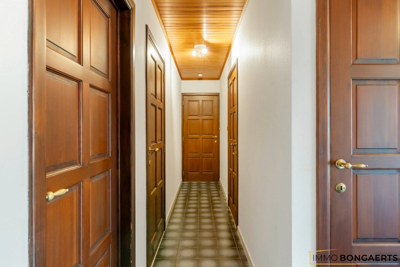 Ruime woning met 3 slaapkamers, tuin, terras en garage. 