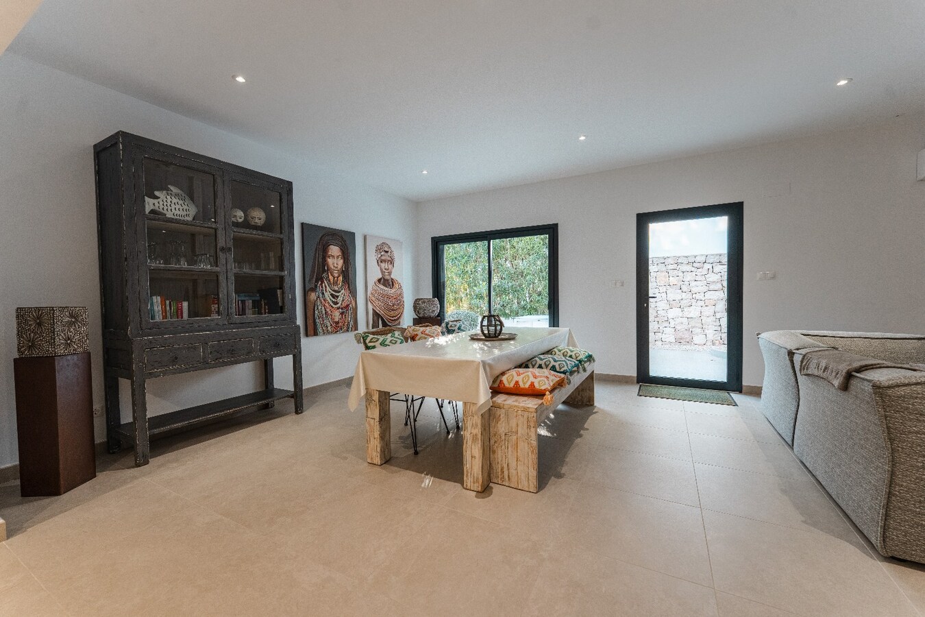 Deze uitzonderlijke villa biedt een unieke combinatie van luxe, volledige privacy en een prachtige zuidoriëntatie in het gegeerde Solpark. 