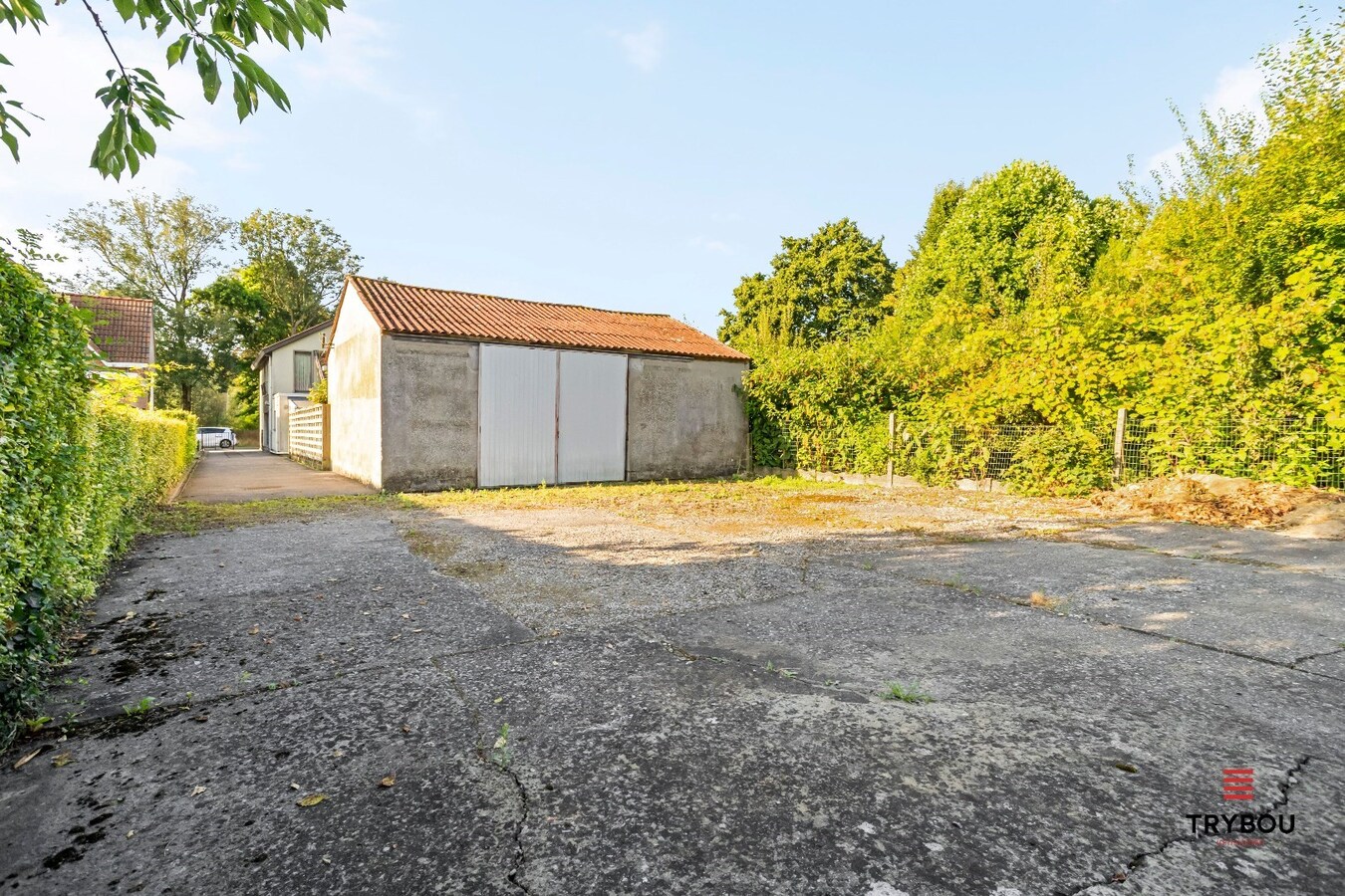 Centraal gelegen, halfopen woning met loods op perceel van 625m² 