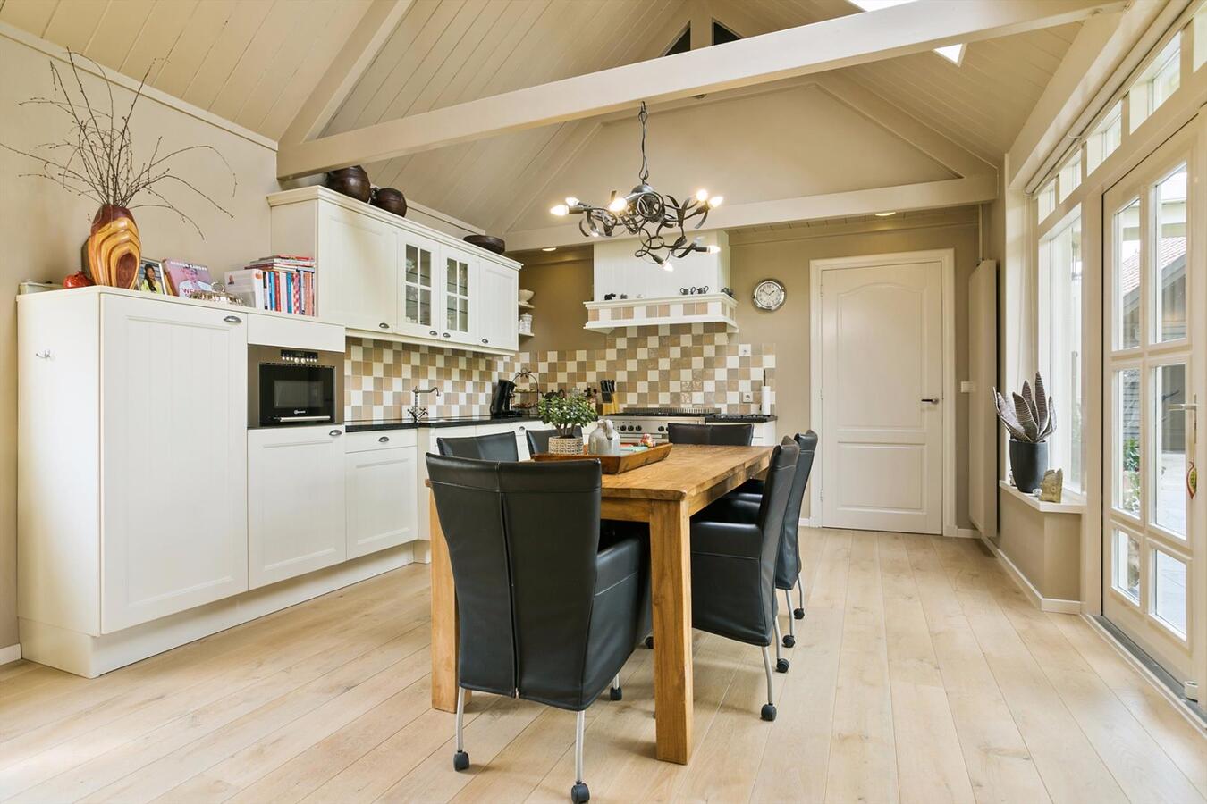 Fraai gelegen, karakteristiek vooroorlogs, vrijstaand gerenoveerd woonhuis op perceel van 1.035 m2 aan de Tonterstraat 42 te Riethoven. 